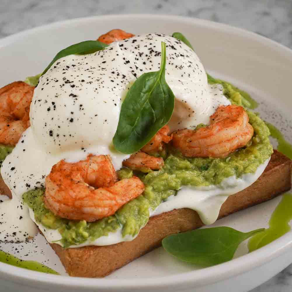 TOAST WITH SHRIMPS AND GUAKAMOLE